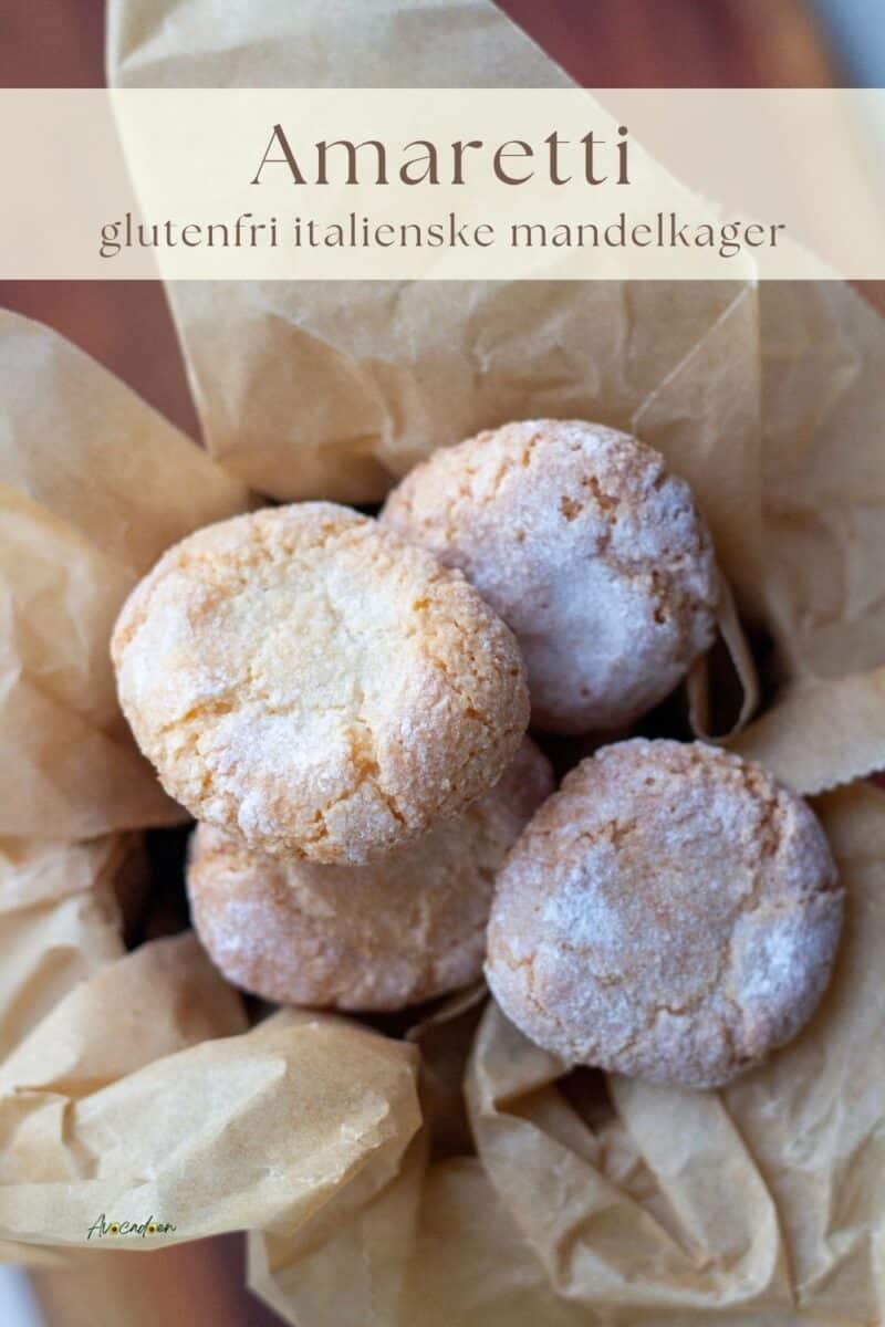 Amaretti mandelkager rullet i flormelis i en dåse foret med bagepapir.
