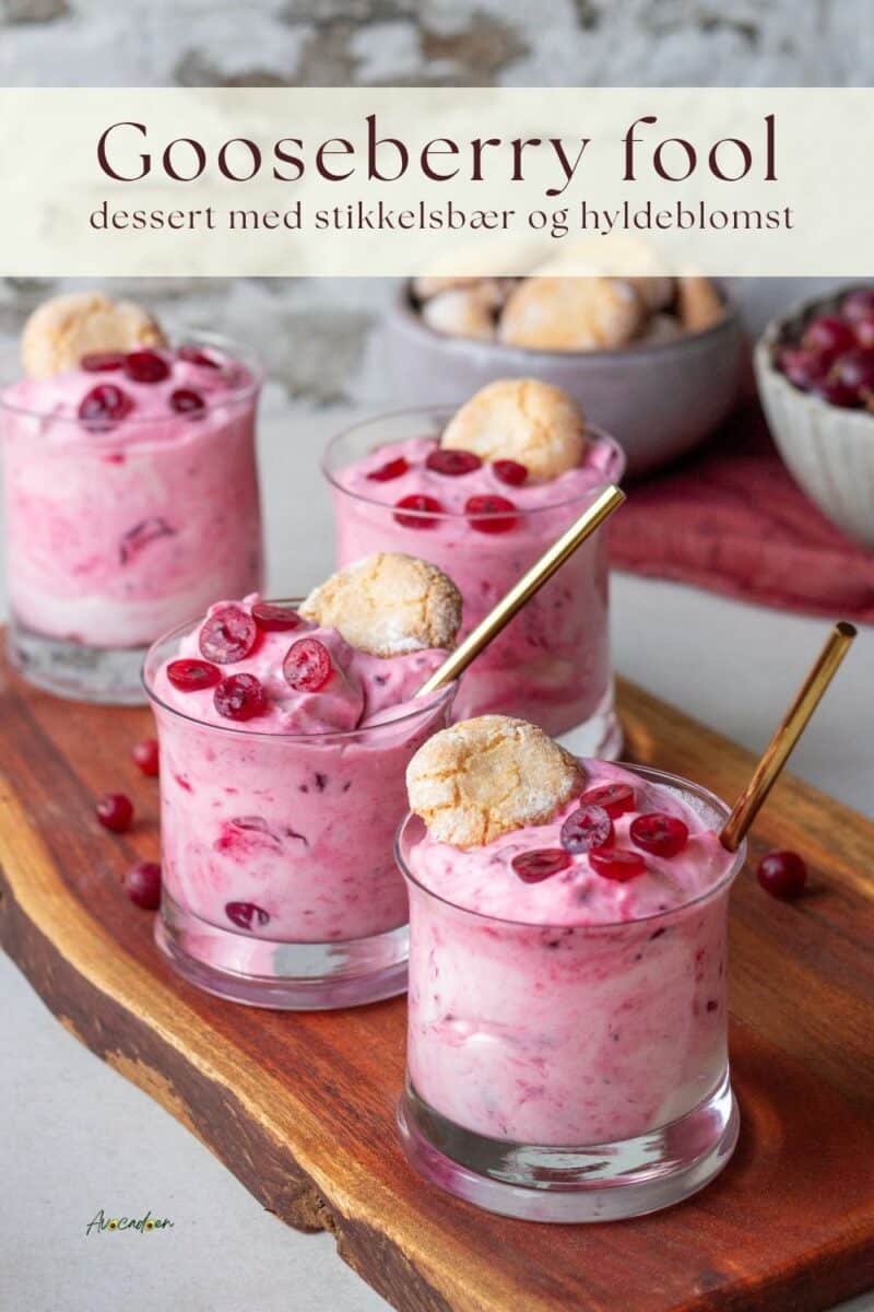 Gooseberry fool rørt med hyldeblomstsaft og stikkelsbær og mandelkager på toppen