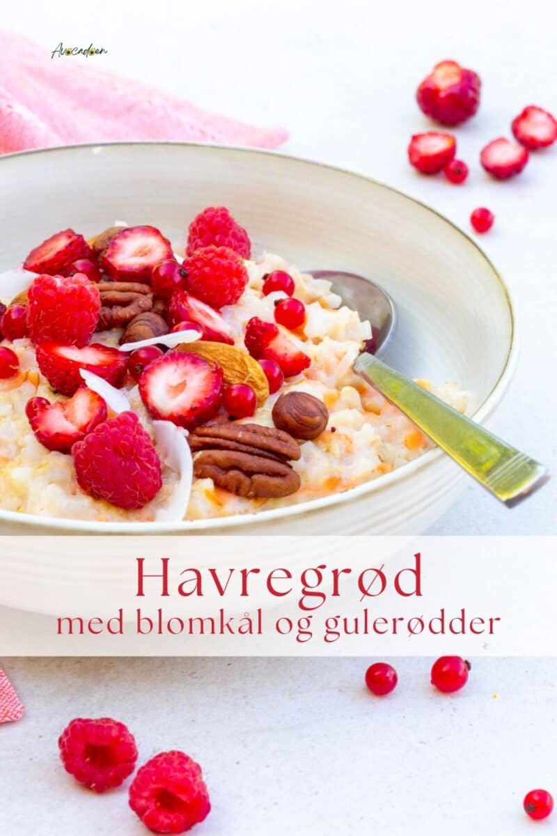 Havregrød med blomkål og gulerødder toppet med friske bær og nødder