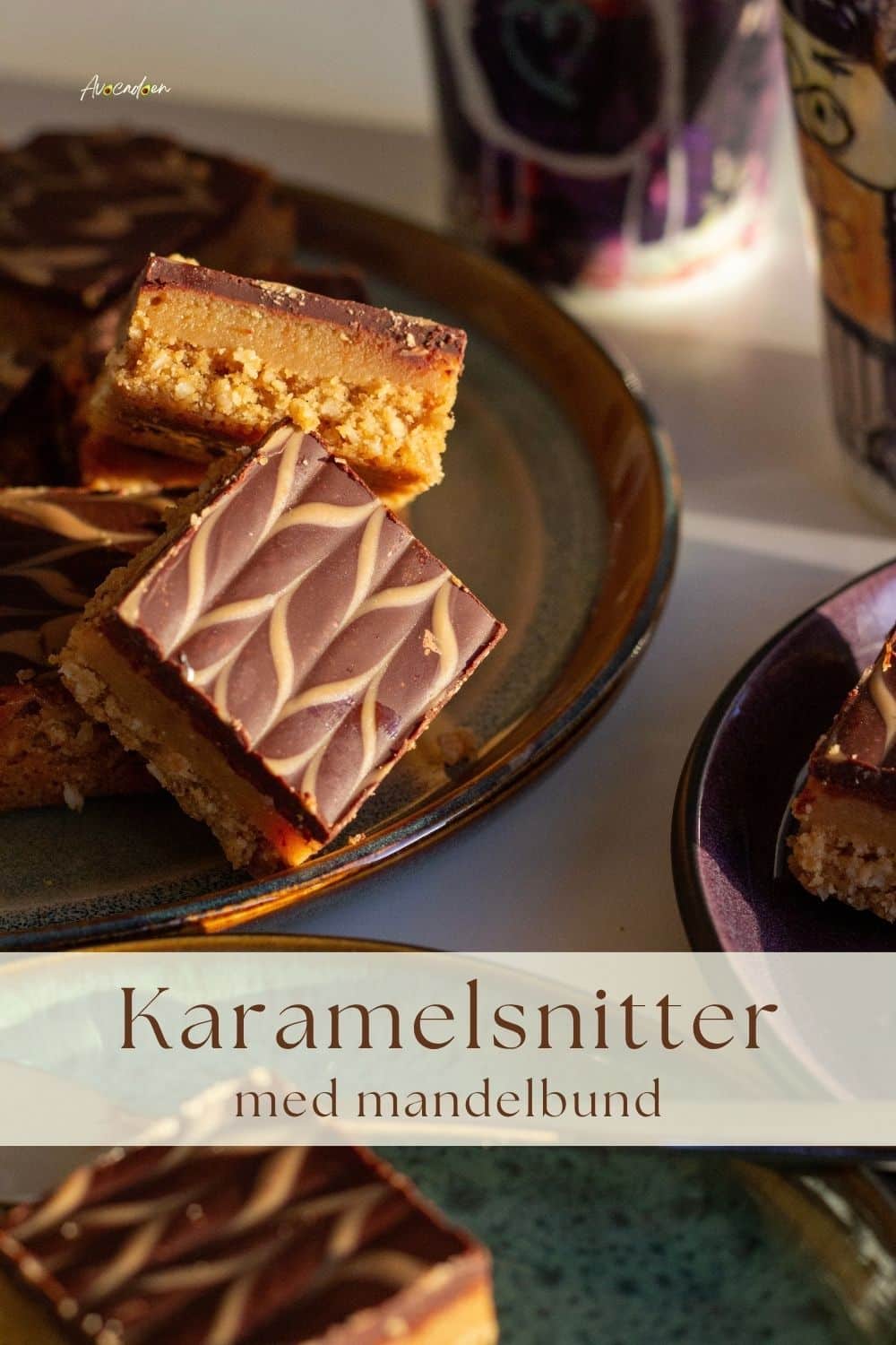 Karamelsnitter med glutenfri bund af mandler og kokos, karamel og chokolade anrettet på tallerken.