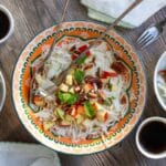 Kålsalat med hvidkål, æble, mynte og dressing med kefir